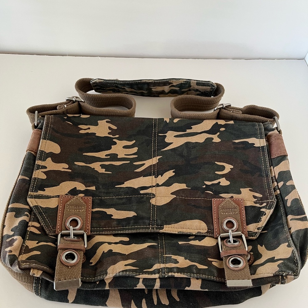 Relic Camouflage Messenger Bag in canvas with leather trimmings.